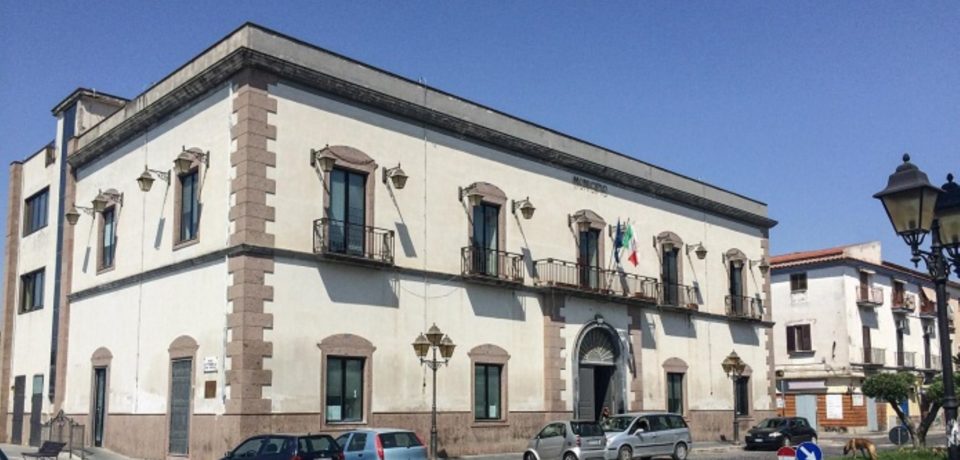 Castel Volturno / Favori sessuali in Comune in cambio di licenze edilizie: 7 arresti