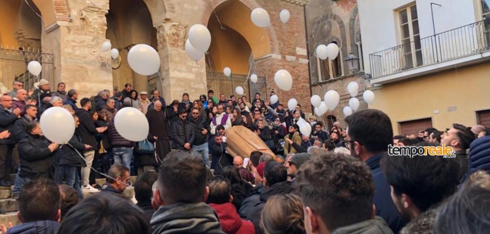 Minturno / Oltre duemila persone per l’estremo saluto a Cristiano Campanale (foto)