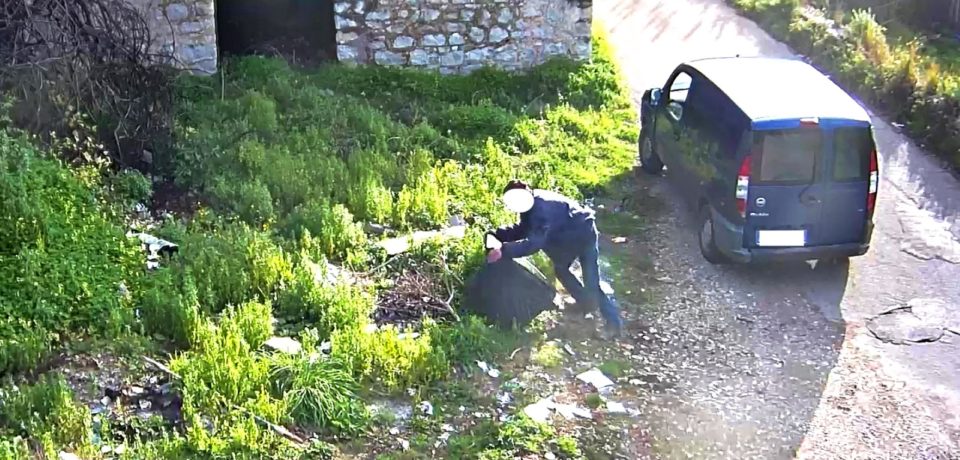 Fondi / Beccato dalla fototrappola a scaricare un televisore: multa da 600 euro
