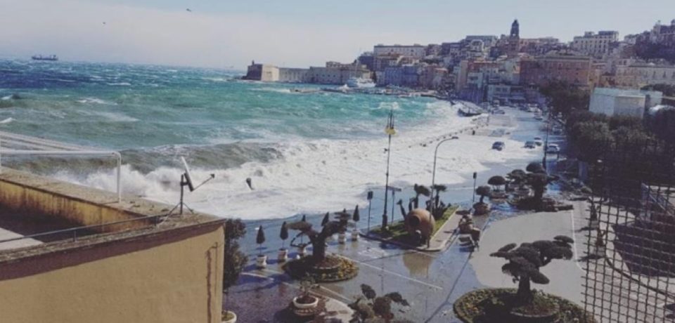 Gaeta / La mareggiata fa danni, Pecchia (CasaPound): “Situazione pericolosa a Largo Bonelli, si intervenga”