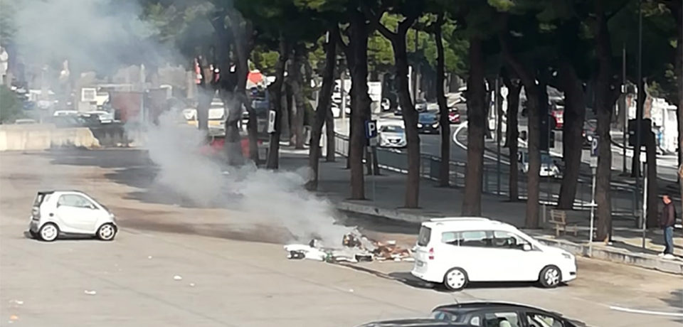Formia / Incendio all’interno di un mezzo dei rifiuti: paura a Largo Paone