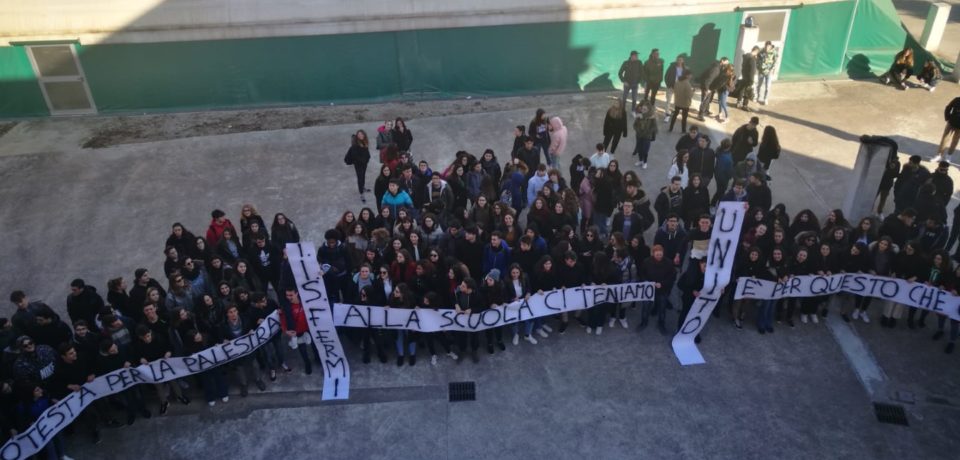 Gaeta / Palestra sequestrata, il sit in di protesta degli studenti del Liceo Fermi