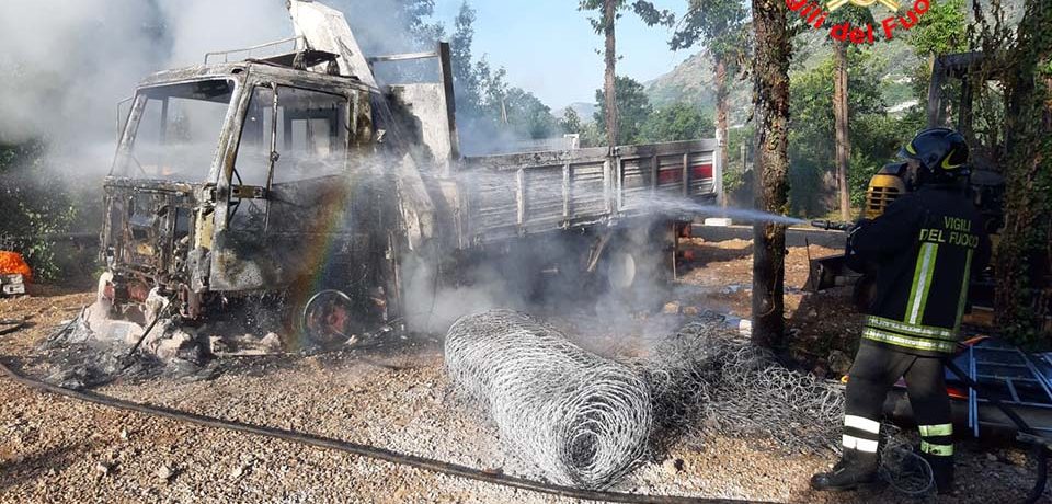 Monte San Biagio / Esplosione in un cantiere, incendiati due mezzi