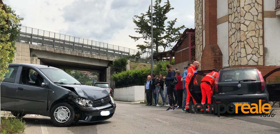 Minturno / Scontro tra due Fiat Punto, tre feriti