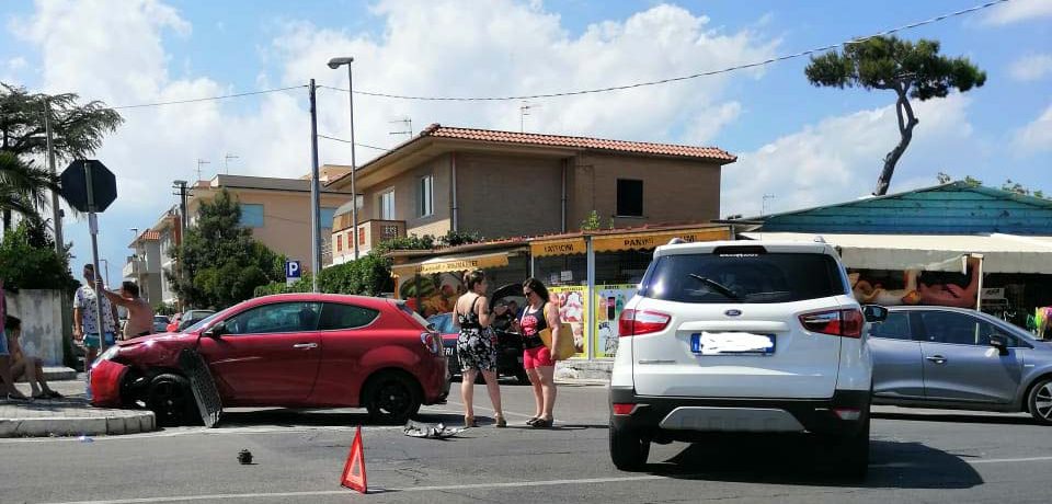 Minturno / Scontro tra due auto a Marina, due feriti