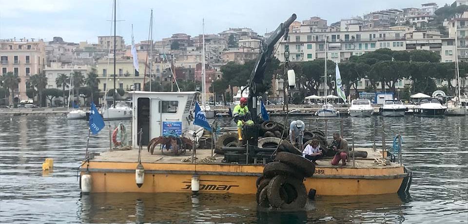 Gaeta / Raccolta di pneumatici nella darsena Porto Salvo