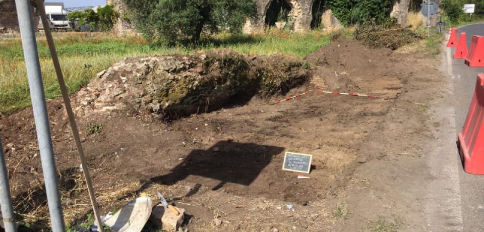 Minturno / Lavori per i marciapiedi sulla Via Appia, affiora antica struttura vicino all’acquedotto romano