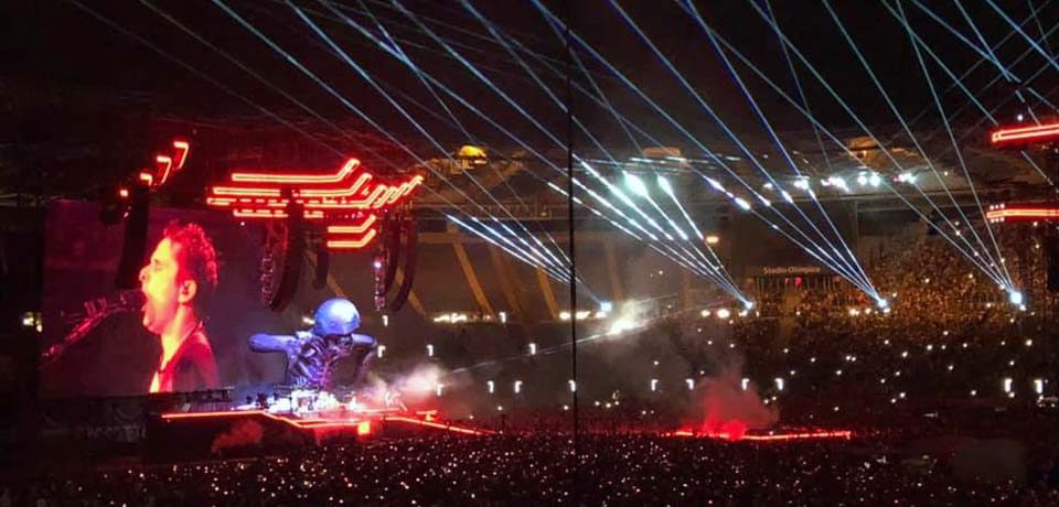 I Muse “atterrano” allo stadio Olimpico e incantano con uno show superlativo