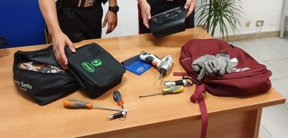 Scauri / Rompono il vetro di un veicolo e rubano autoradio con navigatore, arrestati