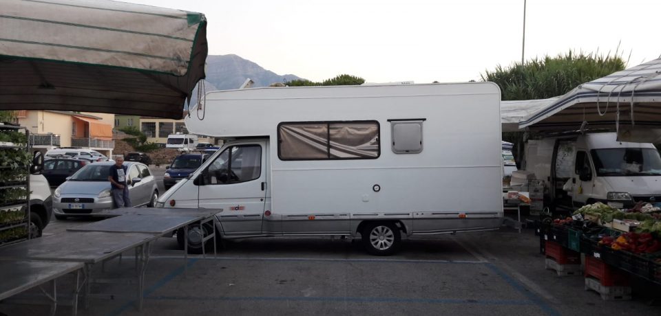 Scauri / Caos al mercato settimanale: auto parcheggiate nei posteggi delle bancarelle