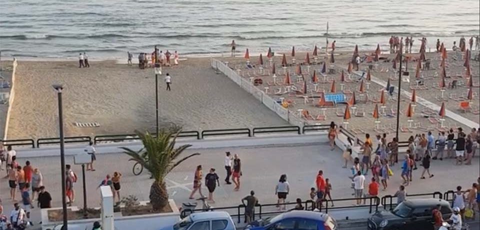 Scauri / Colto da un malore mentre si trova in spiaggia, morto un 84enne