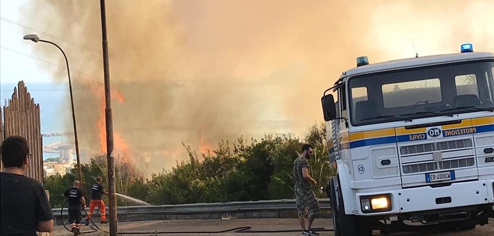 Formia / Vasto incendio nel quartiere di Rio Fresco