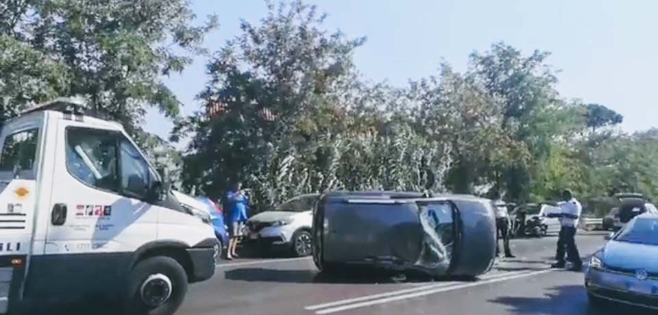 Formia / Incidente sulla Flacca, si ribalta una Fiat Panda