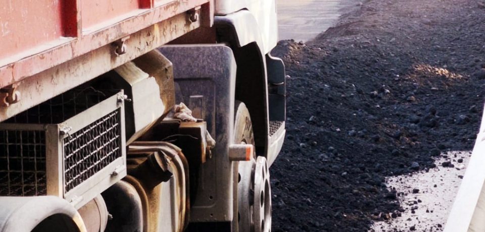 Petcoke, è polemica sulla sicurezza dopo lo sversamento sulla Flacca