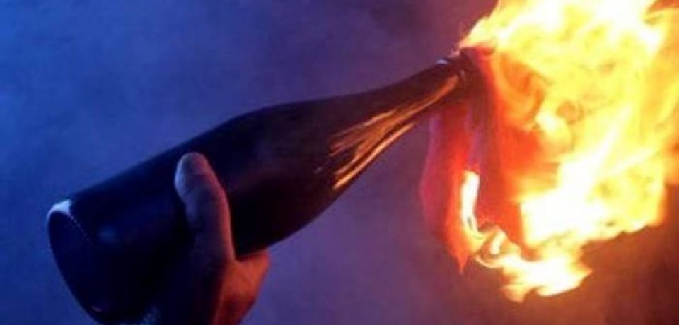 Castelforte / Festeggia la Santa patrona lanciando bottiglie incendiarie, 40enne arrestato