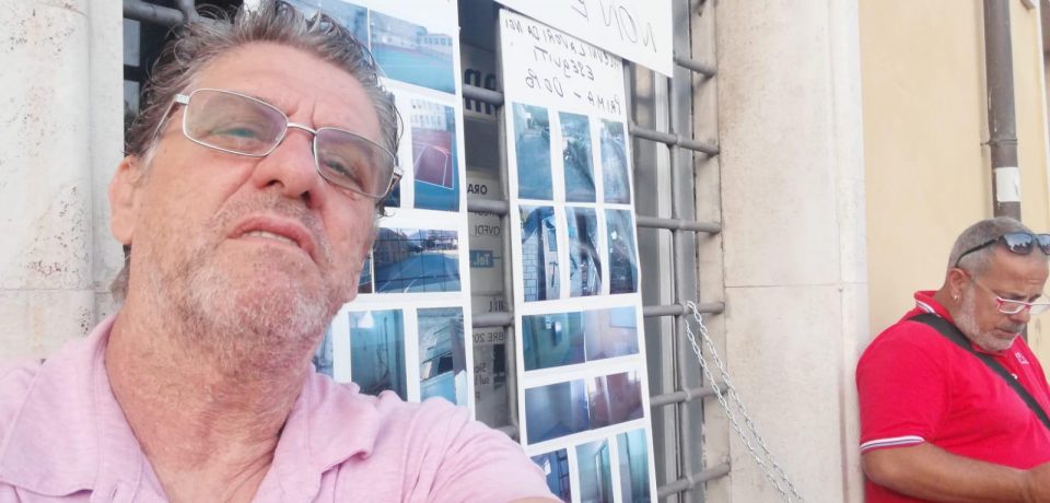 Formia / Senza lavoro, si incatenano davanti al Comune due ex dipendenti della Cofely