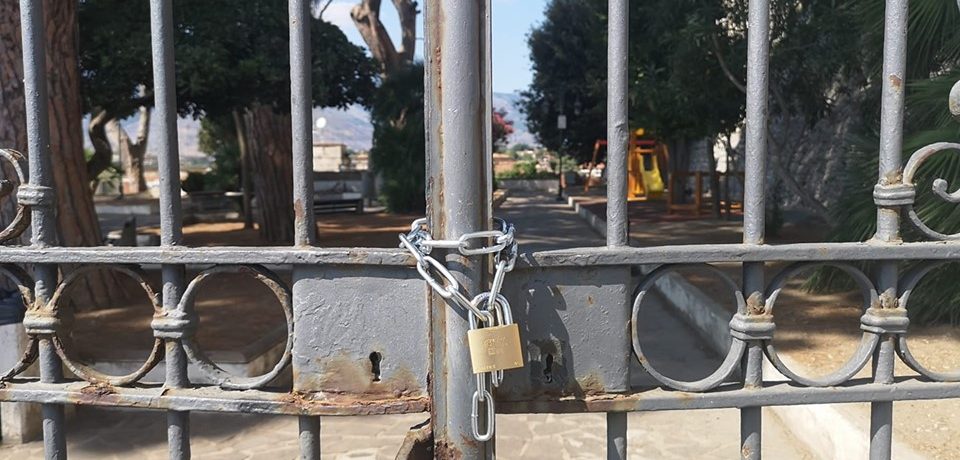 Minturno / Caduta di pigne, chiusa la villa comunale per due mesi