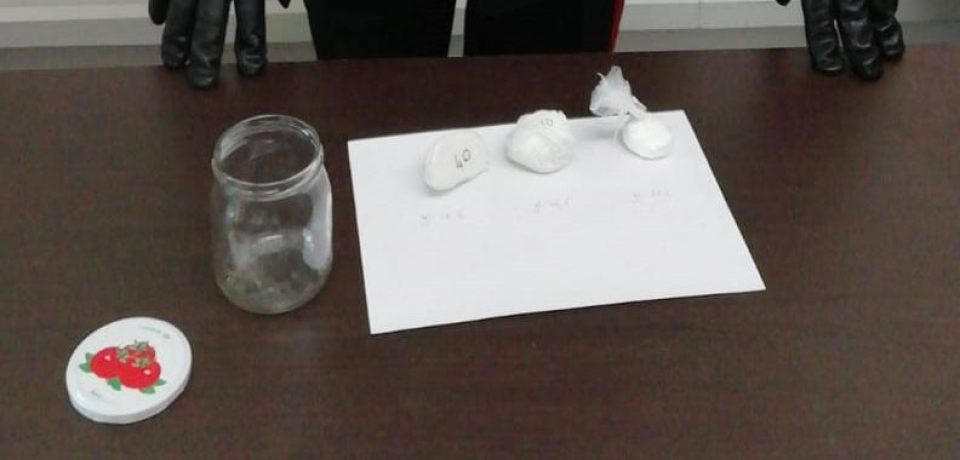 Scauri / I carabinieri trovano cocaina nascosta in un barattolo di vetro