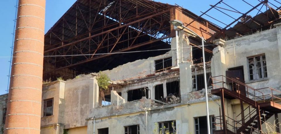 Gaeta / Ex Avir: crolla un pezzo di facciata. Breve storia dell’ex vetreria tra sequestri e dissequestri