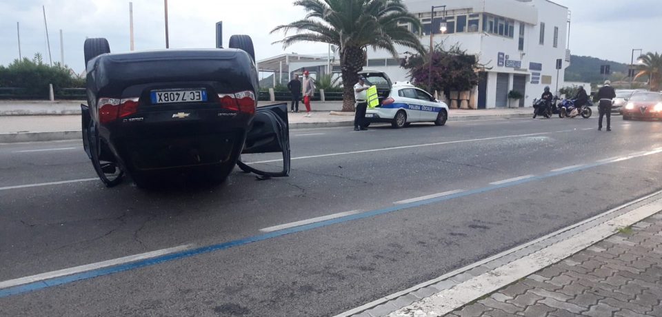 Incidente stradale a Scauri: auto si capovolge sul lungomare