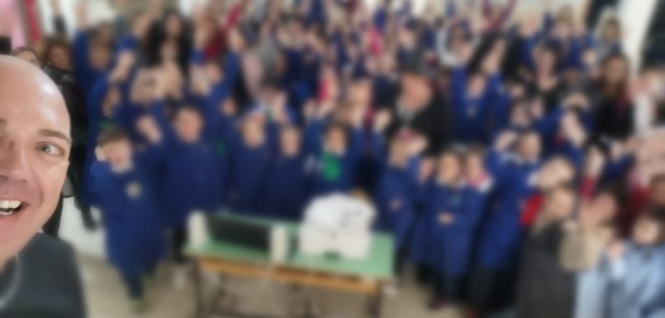 Formia / Il dj Ulisse Marciano dona oltre 100 libri alla scuola primaria Milani