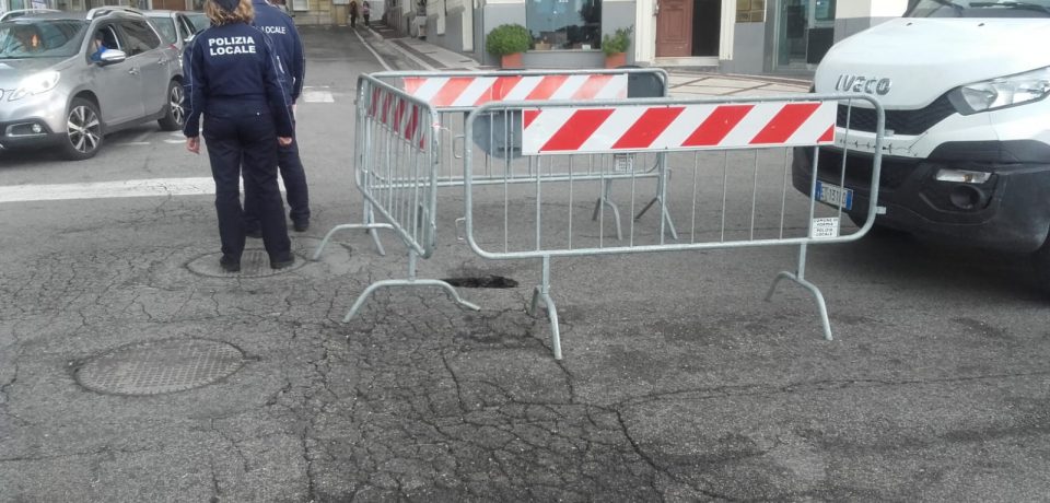 Formia / Voragine in Via Vitruvio, strada chiusa al transito dei bus