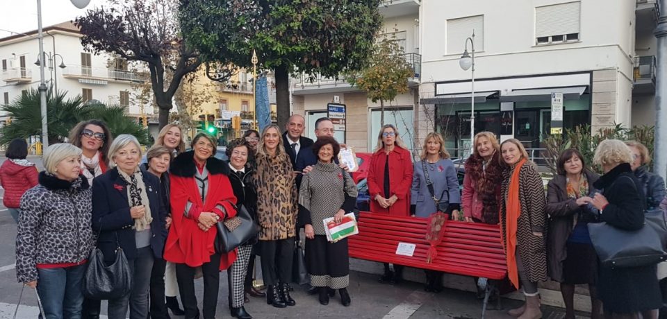 Scauri / Violenza sulle donne, inaugurata panchina rossa in Piazza Sant’Albina