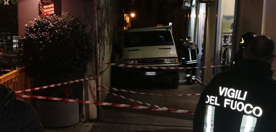 Formia / Si apre una voragine, sprofonda un camion di Acqualatina