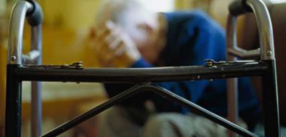 Gaeta / Anziano disabile raggirato e abbandonato, badante denunciata
