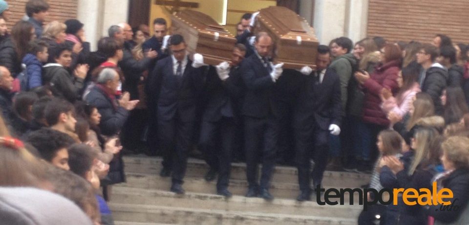 Formia / Omicidio-suicidio di Piazza Mattej: in tanti ai funerali di Fausta Forcina e Giuseppe Gionta