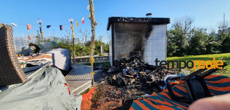 Gaeta / Incendio alle giostrine sul Lungomare Caboto