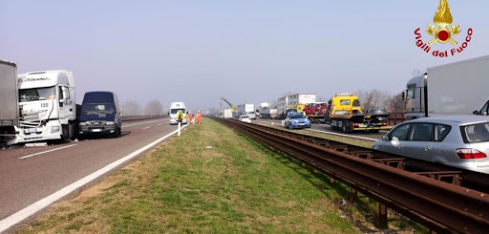 Formia / Dorme, lo sportello si apre e cade sull’asfalto: investito e ucciso da un tir sulla A2