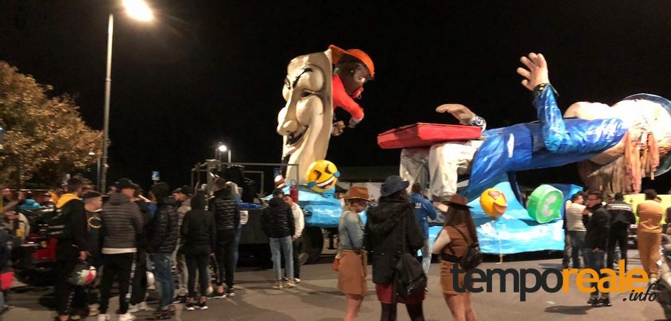 Scauri / Cade dal carro di Carnevale, è grave