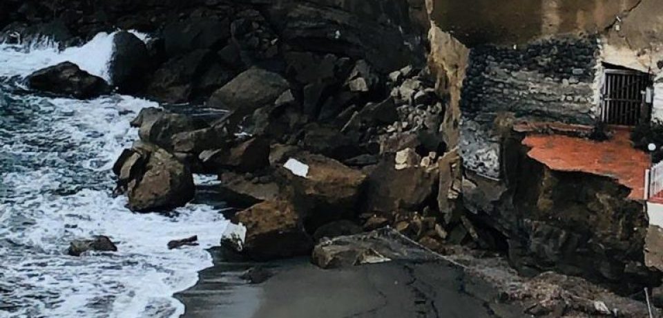 Ventotene / Crolla una porzione di falesia a Calanave, interdetta la spiaggia