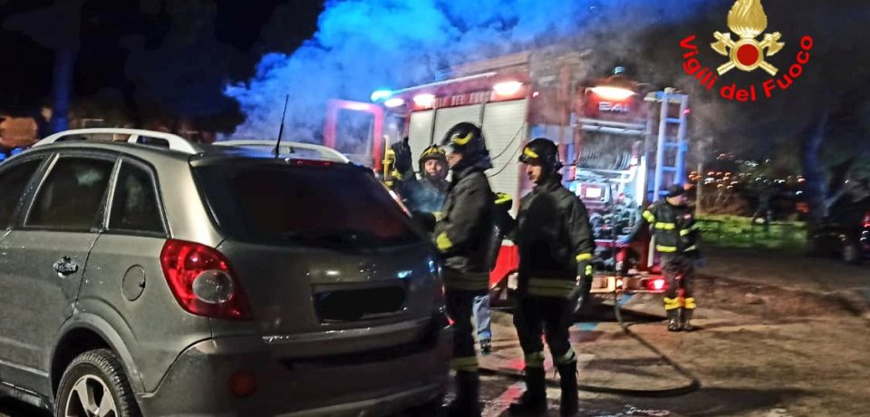 Notte di fuoco a Formia: in fiamme un appartamento e un’auto