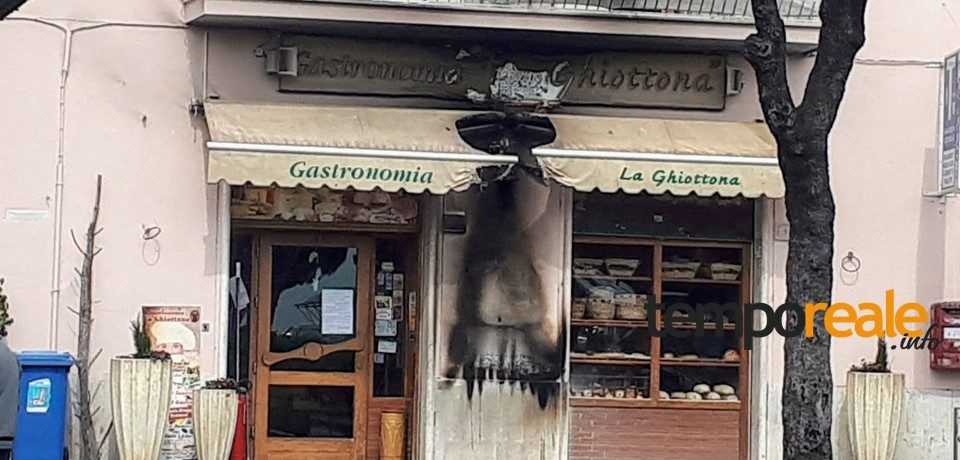 Formia / Incendiato l’ingresso della Drogheria “La Ghiottona”