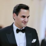 Roger Federer vestito con giacca nera, camicia bianca e papillon