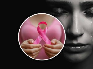 Fiocco per il cancro e persona in lacrime