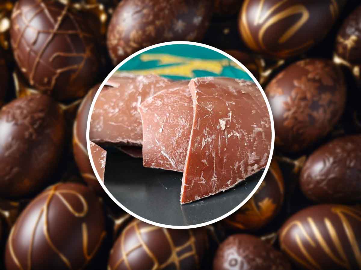 una tavoletta di cioccolato con patina bianca e dei cioccolatini