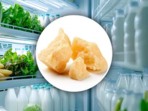 nel cerchio scaglie di parmigiano dietro un frigorifero aperto