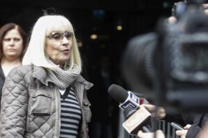 Raffaella Carrà davanti ai microfoni