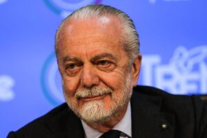 Primo piano di Aurelio De Laurentiis sornione