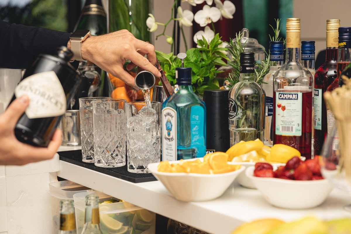 Barman che prepara drink al bancone