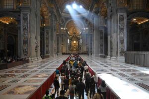 Persone in fila a San Pietro per l'ostensione di Papa Francesco