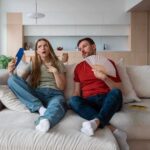 Persone sul divano accaldate con il ventaglio
