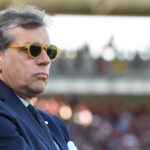 Primo piano di Cristiano Giuntoli con occhiali da sole