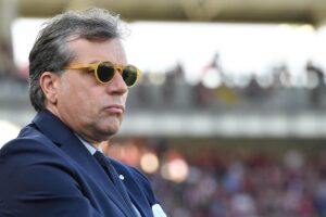 Primo piano di Cristiano Giuntoli con occhiali da sole