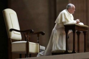 Papa Francesco in ginocchio