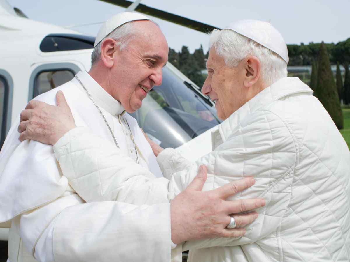 abbraccio tra due Papa