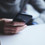 Ragazzo con smartphone tra le mani